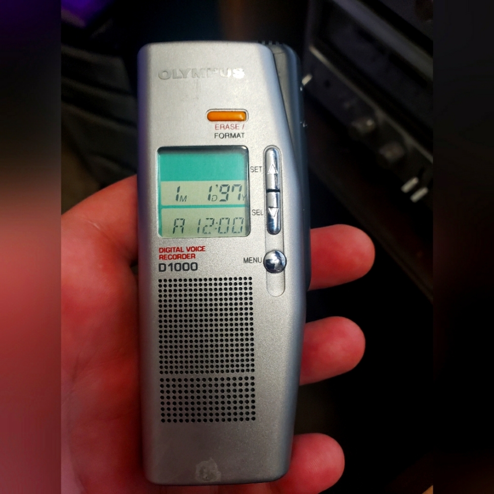 digital voice recorder. olympus d1000